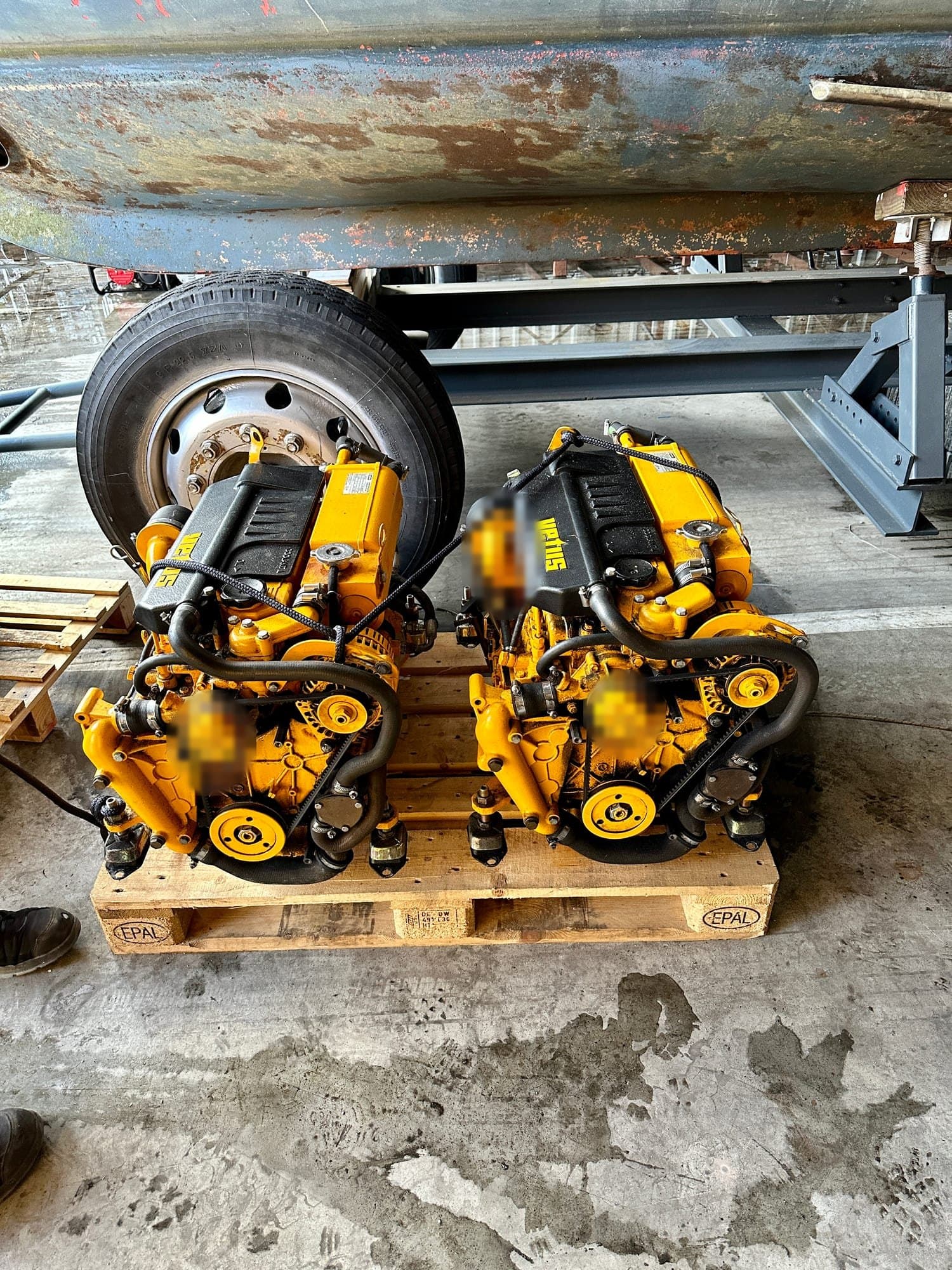 De twee uitgebouwde dieselmotoren op een pallet in de loods