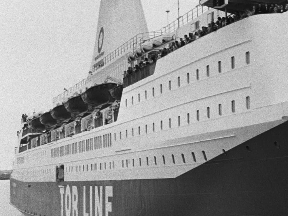 Detail van de veerboot Tor Britannia in 1975: de rij reddingssloepen aan bakboord op het bootdek