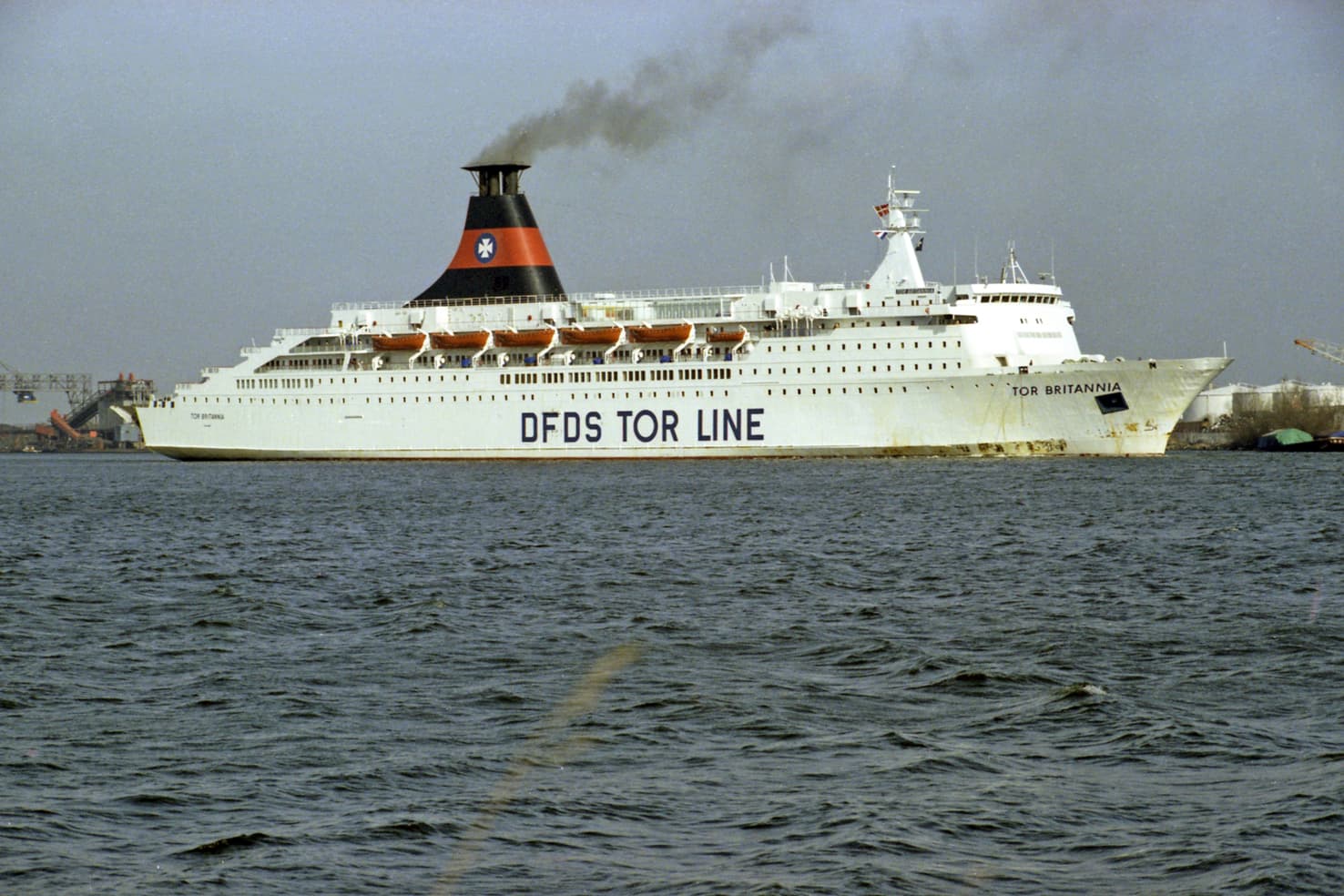 Tor Britannia in DFDS Tor Line-kleuren, met de oranje reddingssloepen op het bootdek, Amsterdam