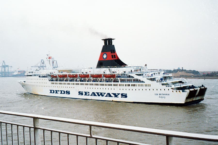 Tor Britannia als DFDS Seaways-schip vertrekt uit Harwich, 1983